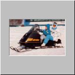 Mit meiner Mutter auf einem Snowmobil